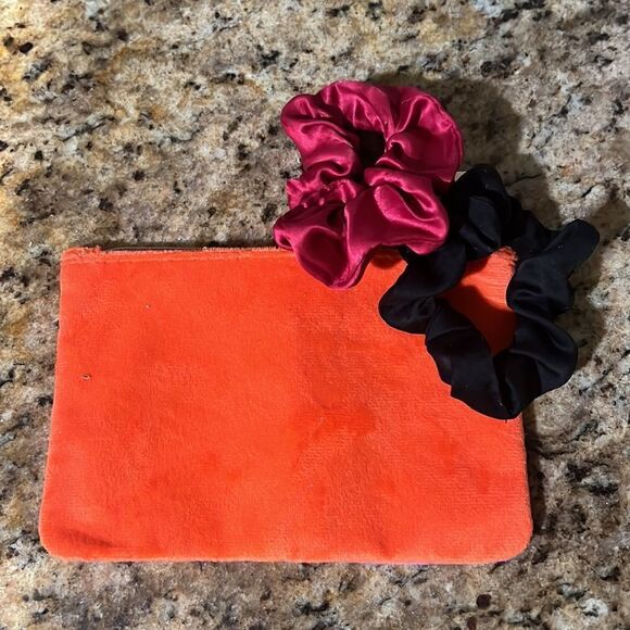 BRAND NEW 2 Hair Scrunchies and Makeup Case Small Makeup Case- Unused Hair Band - Picture 2 of 3